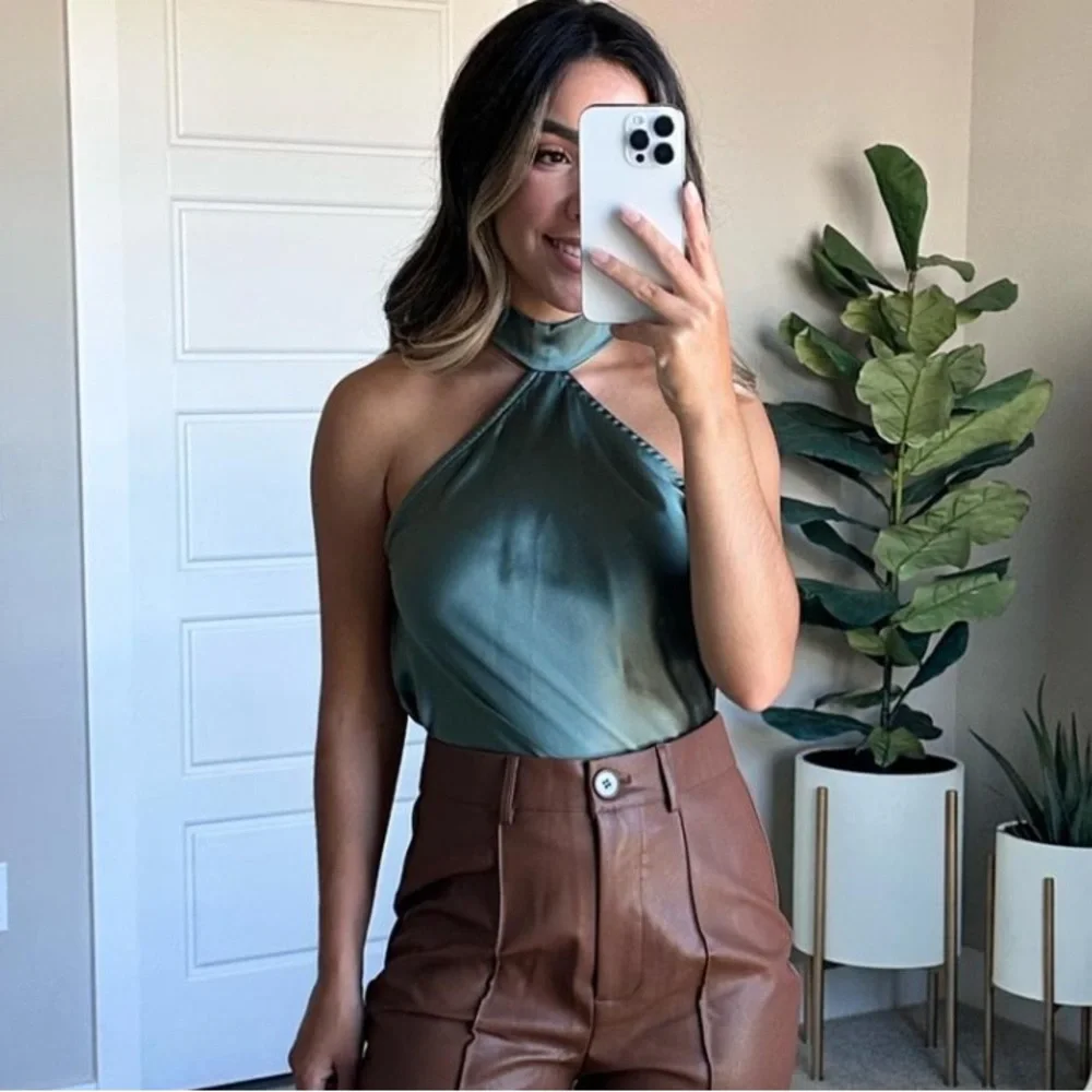 Halter Top LIKE NEW - Picture 4 of 7